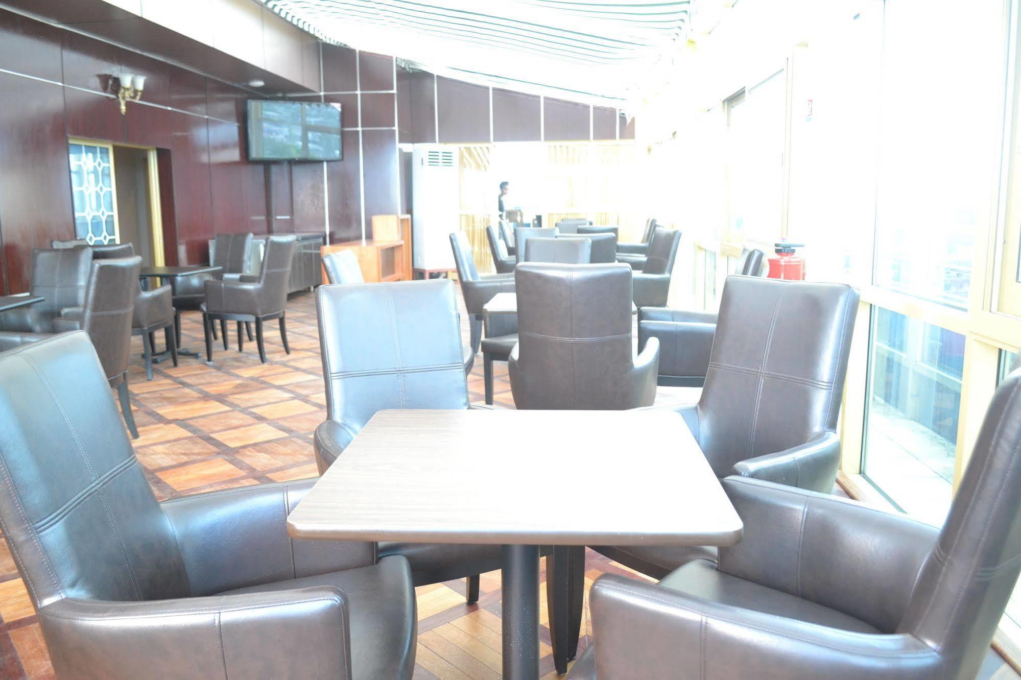 Noubou International Hotel Дуала Екстериор снимка