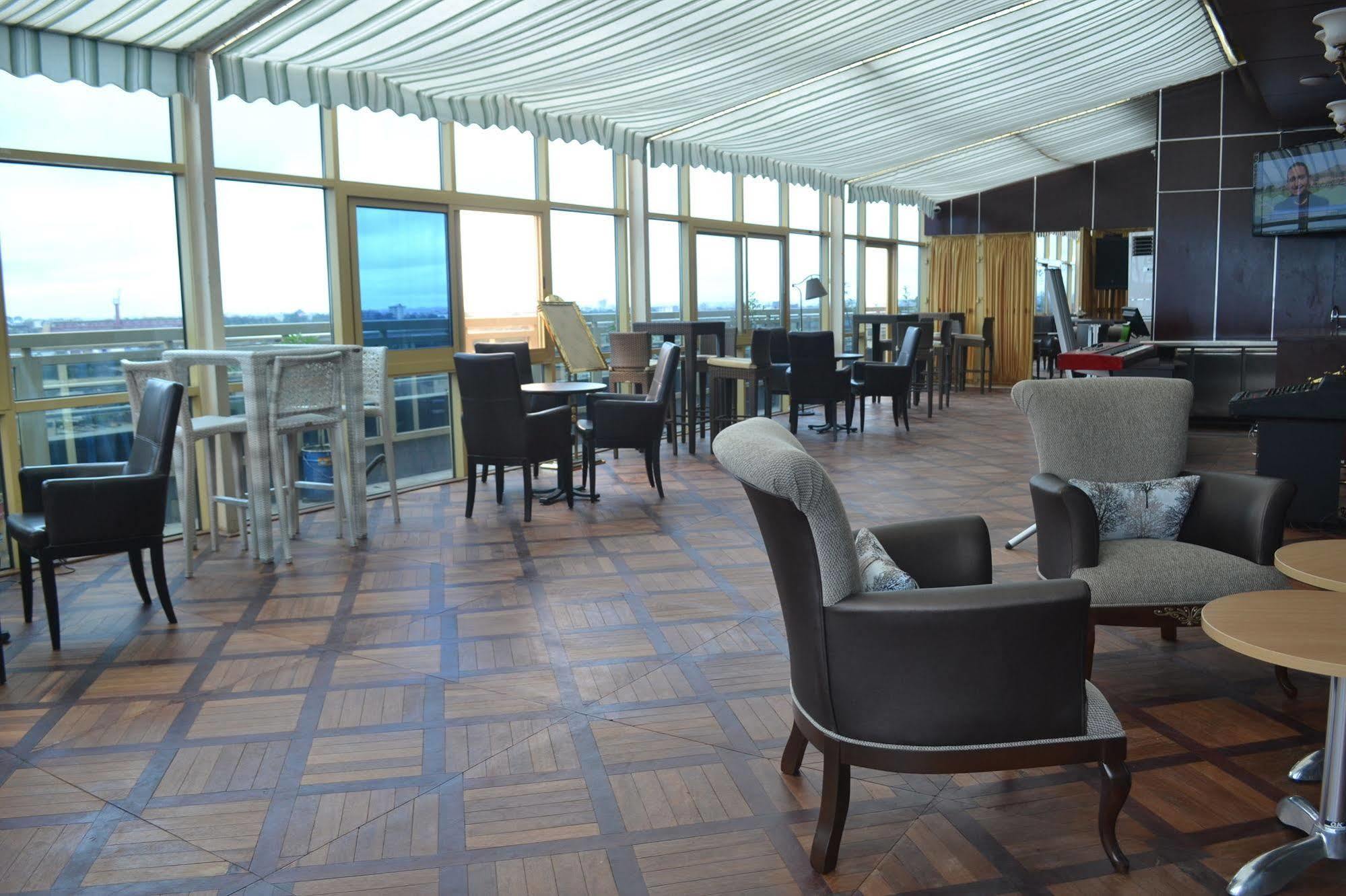 Noubou International Hotel Дуала Екстериор снимка