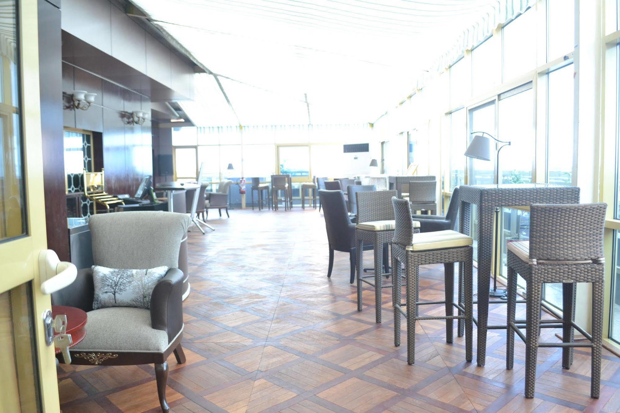 Noubou International Hotel Дуала Екстериор снимка