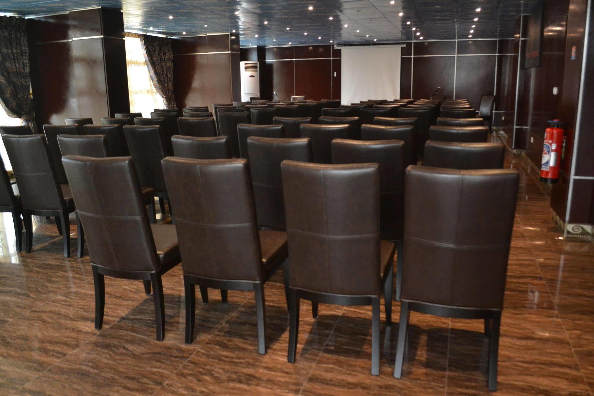 Noubou International Hotel Дуала Екстериор снимка