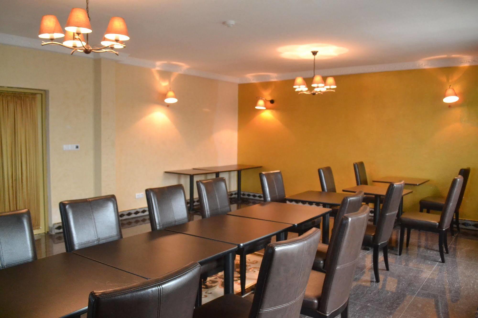 Noubou International Hotel Дуала Екстериор снимка